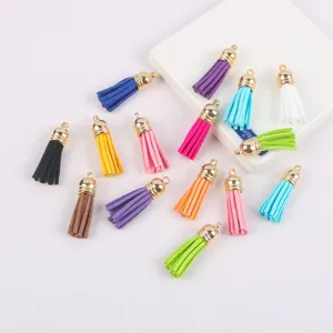Bunte Wildleder-Quasten mit goldenen Kappen für DIY-Schmuck, Schlüsselanhänger und Bastelarbeiten.