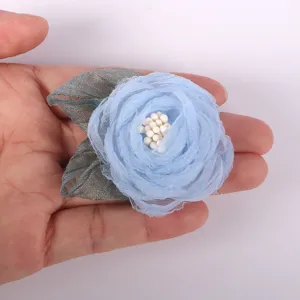 Lichtblauwe organza stof 3D bloem detail accessoire voor DIY haarspelden of handgemaakte broches.
