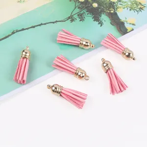 30mm rosa Wildleder Quasten mit Goldkappe, ideal für DIY Schmuck, Schlüsselanhänger und Accessoires.