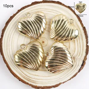 Pendentifs cœur CCB dores motif stries, breloques bijoux DIY, 25x26mm, lot de 10.