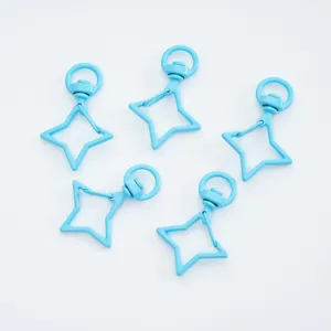 Détail de cinq fermoirs mousquetons pivotants en alliage bleu clair en forme d'étoile pour DIY