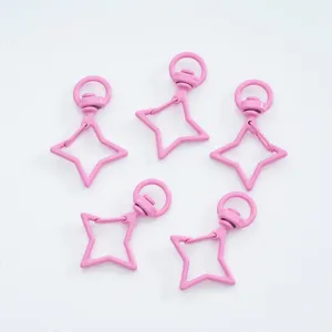 Vue détaillée de cinq fermoirs mousquetons en alliage rose en forme d'étoile pour bijoux