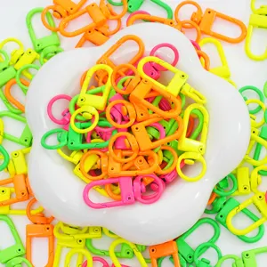 Crochets mousquetons en alliage fluorescent coloré pour porte-clés et sacs faits à la main.