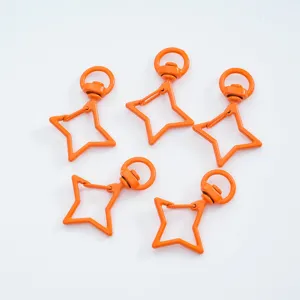 Vue détaillée de cinq mousquetons orange en forme d'étoile pour porte-clés DIY