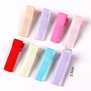 Vue détaillée des pinces crocodiles en tissu de couleur bonbon avec dimensions.