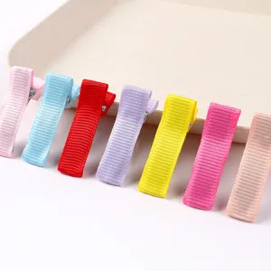 Vue détaillée de pinces à cheveux carrées en tissu de sept couleurs vives différentes