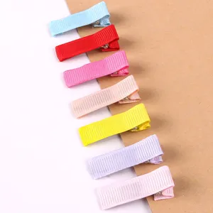 Vue macro de pinces à cheveux bec de canard en tissu coloré pour accessoires de bricolage
