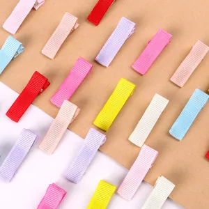 Vue détaillée de barrettes à cheveux carrées enrubannées de couleurs bonbon variées.