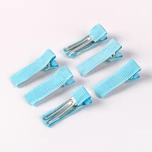 Gros plan de barrettes à cheveux bec de canard en tissu bleu clair pour le DIY