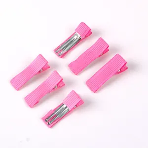 Vue détaillée de barrettes crocodiles en tissu rose pour accessoires cheveux DIY