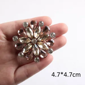 Detaillierte Nahaufnahme eines 4,7 cm großen Glas-Strass-Patches in Blumenform für Kleidung