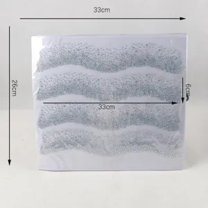 Vista dettagliata del foglio di strass DMC termoadesivi a onde con dimensioni precise incluse