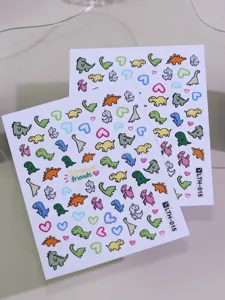 Détail des autocollants pour ongles dinosaures avec des motifs de cœurs colorés et adhésif