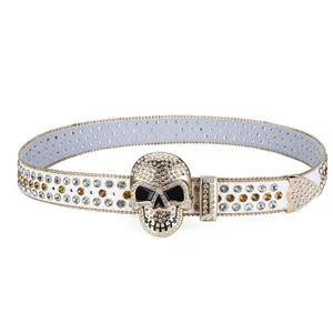 Ceinture en cuir blanc strassé avec boucle tête de mort et cristaux scintillants pour le style.