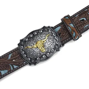 Détail de ceinture vintage style western tête de taureau, cuir gaufré et boucle métal.