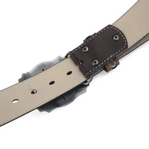 Vue détaillée de ceinture en cuir rétro cowboy occidental avec rivets et texture
