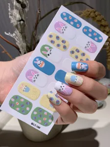Detailweergave van schattige paashaas- en eipatronen op waterdichte nail art stickers
