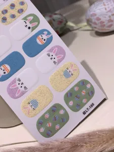 Gedetailleerd overzicht van schattige Paasnagelstickers met konijntjes en eieren