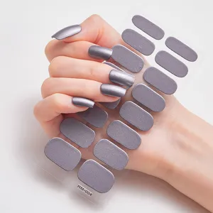 Vista detallada de pegatinas para uñas gris metalizado en uñas de manos elegantes