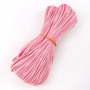 Primer plano de cordón de cuero PU trenzado plano rosa de 2mm para joyería y bolsos
