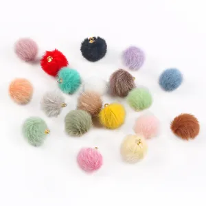 Dettaglio di ciondoli a sfera in finta pelliccia di visone colorata da 17 mm per fai da te