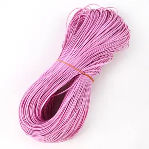 Primer plano de cordón de PU trenzado rosa brillante de 2 mm para joyas DIY