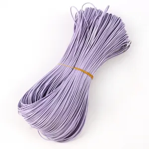 Detalle del cordón de cuero trenzado plano brillante de 2 mm lavanda para manualidades