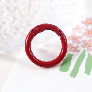 Primer plano del anillo de metal rojo, gancho de resorte pintado duradero para bolsos.