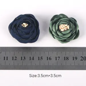 Détail de fleurs de rose en tissu 3D de 3,5 cm en bleu marine et vert pour accessoires DIY