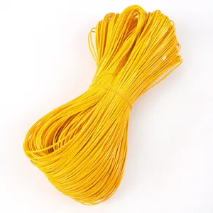 Detalle macro de cordón de cuero PU trenzado amarillo plano brillante de 2 mm para bricolaje