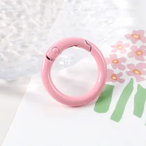 Primer plano detallado de un anillo de resorte metálico de color rosa con acabado liso.