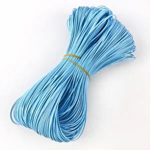 Primer plano de cordón de cuero PU trenzado azul cielo de 2mm con acabado brillante