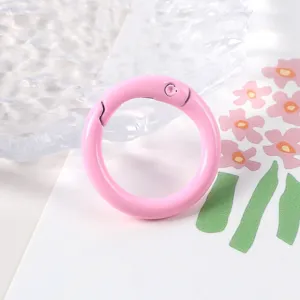 Anillo de resorte rosa de metal, mosqueton redondo colorido abierto para accesorios de joyas DIY.