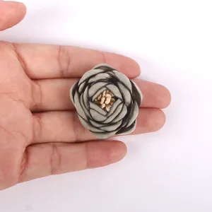 Fleur de rose en tissu 3D faite à la main pour broche DIY et décorations de mariage.