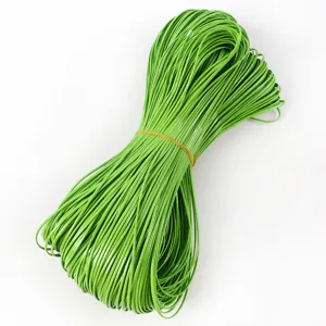 Vista detallada del cordón de cuero PU verde brillante de 2 mm para manualidades