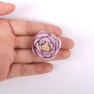 Détail d'une rose en tissu 3D violette faite à la main pour accessoires de mode DIY