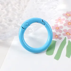 Primer plano detallado del anillo de resorte de metal azul, ideal para accesorios de joyería.