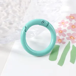 Cierre de anillo de resorte de metal turquesa, primer plano de accesorio de joyería DIY.