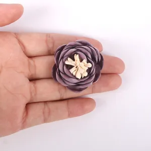 Gros plan détaillé d'une rose en tissu 3D faite à la main avec des bords brûlés