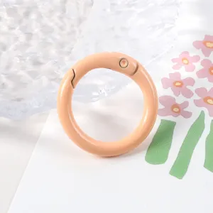 Cierre de anillo de resorte rosa melocotón mosquetón de metal accesorio detalle