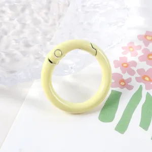 Mosqueton de anillo de resorte de metal amarillo para bolsos y accesorios de joyas DIY.