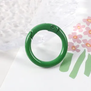 Detalle de cierre de anillo de resorte de metal, pintura verde, ideal para hacer joyas de bricolaje.