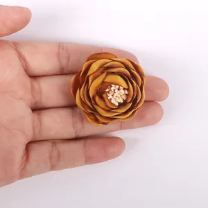 Vue détaillée d'une rose en tissu 3D aux bords brûlés montrant la texture réelle