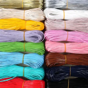 Cordón de cuero PU trenzado plano brillante de 2mm multicolor para joyería y bolsos DIY