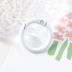 Primer plano detallado de anillo de resorte de metal blanco para accesorios de joyería