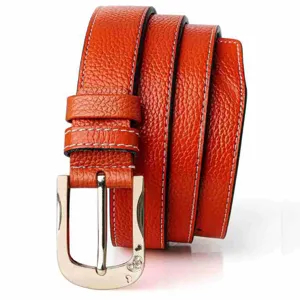 Cinturón de cuero naranja para mujer con hebilla metálica elegante y detalles de estrás.