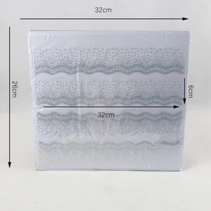 Vista dettagliata delle toppe in strass termoadesive a onde, dimensioni 32x26cm