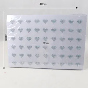 Layout dettagliato di patch di strass a cuore con dimensioni di 40x28 cm per fai da te