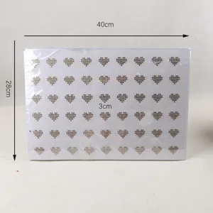 Foglio di strass termoadesivi 40x28cm con motivi a cuore da 3cm per decorazioni