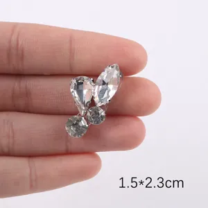Nahaufnahme des Glas-Strass-Aufnähers zeigt glänzende facettierte Steine und Details.
